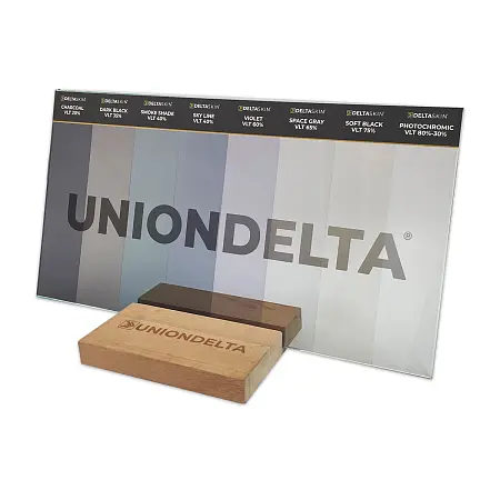 Демостекло с образцами полиуретановых пленок для оптики, 39х20 см, на деревянной подставке