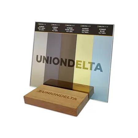 Демостекло с образцами гибридных пленок для оптики, 25x20 см, на деревянной подставке