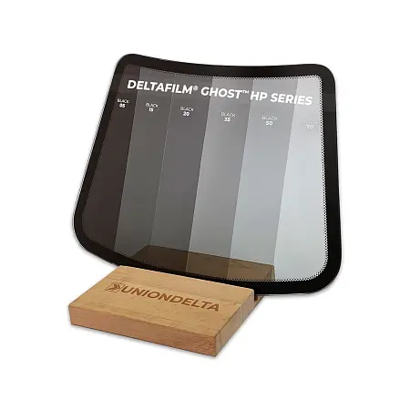 Модель лобового стекла с образцами тонировочных пленок DELTAFILM GHOST HP, на деревянной подставке